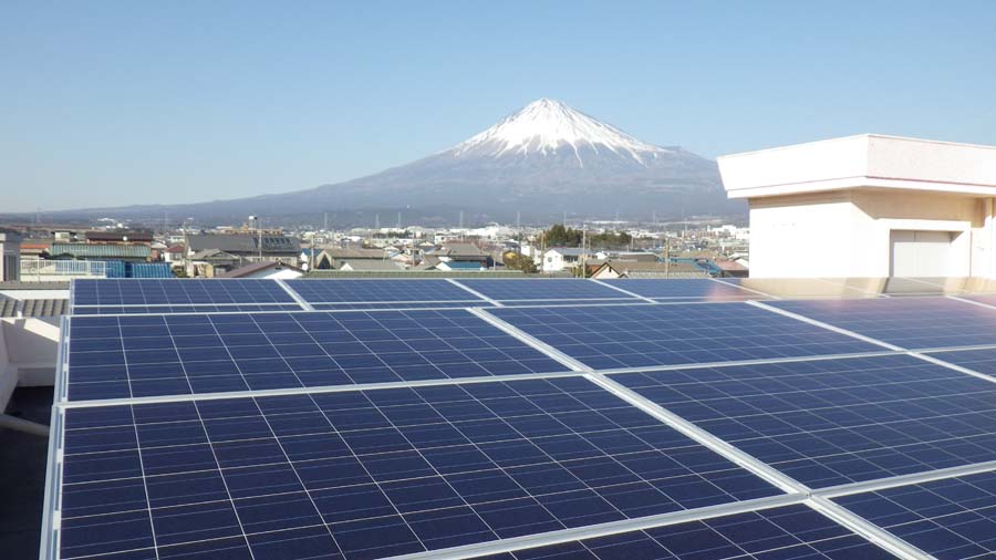 インリー・太陽光発電システム富士宮市内で陸屋根施工中！